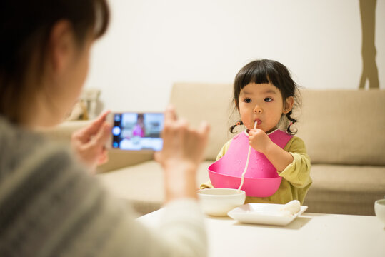 子供の写真を撮っている母親