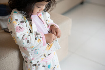 一人で着替えている女の子