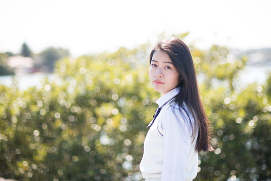 振り向いている制服姿の女子高生