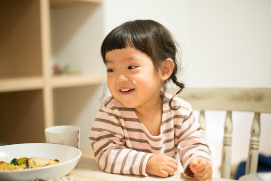 夕食時に笑っている女の子
