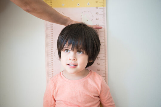身長を測っている男の子