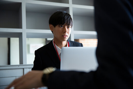 打ち合わせをする20代男性
