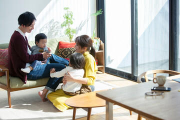リビングでくつろぐ親子の団欒風景 ,日本,東京都,三鷹市