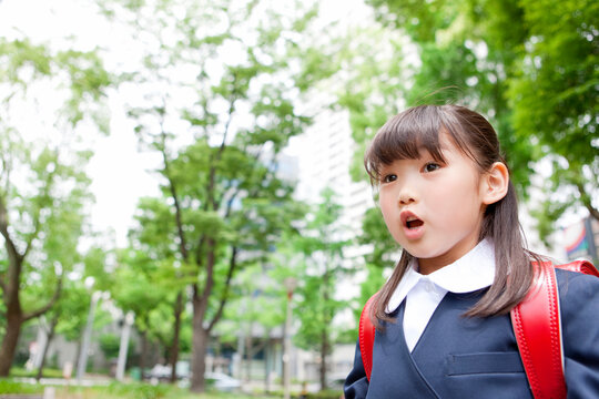 驚いている女の子