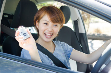 車の鍵を持っている女性