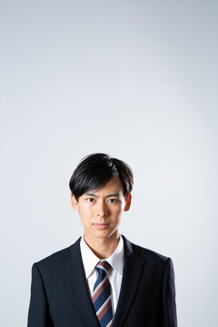 スーツ姿の20代男性のポートレート