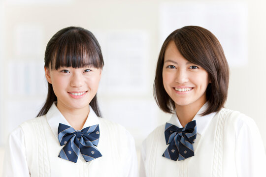 笑顔の学生2人