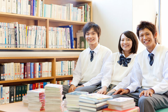 笑顔の学生3人