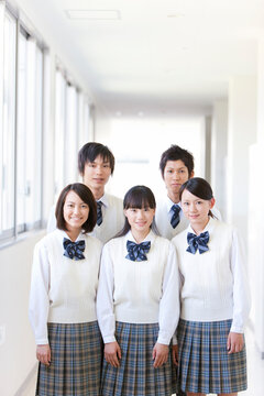 廊下に立つ笑顔の学生5人