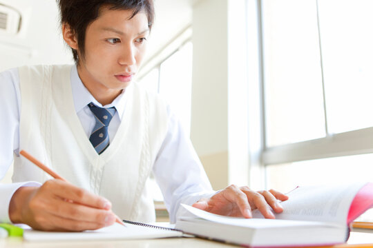 勉強をする学生