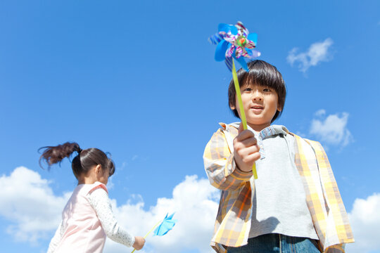 かざぐるまで遊ぶ男の子と女の子