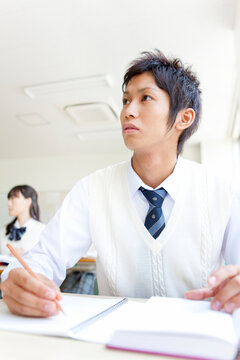 勉強をする学生
