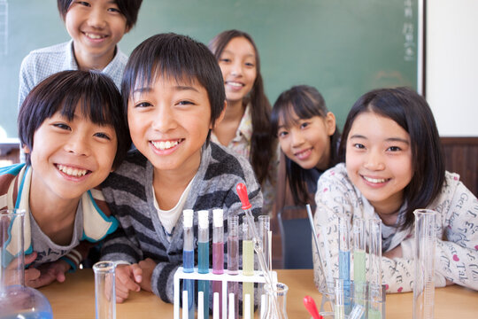 実験の授業中の小学生6人