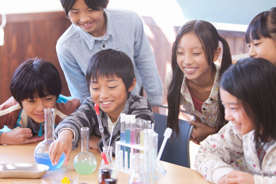 実験している小学生6人