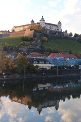 Abenstimmung: Festung Marienberg in Würzburg. Herbstlandschaft. Herbstlicht.