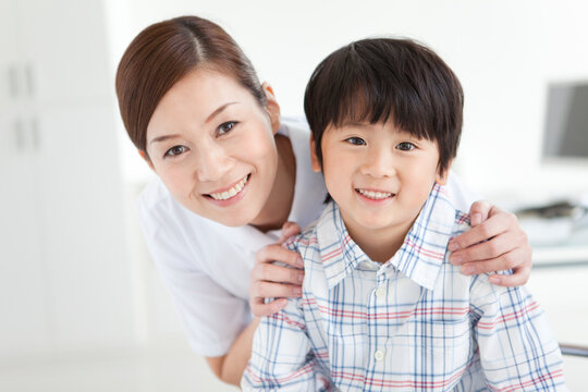 男の子と看護師