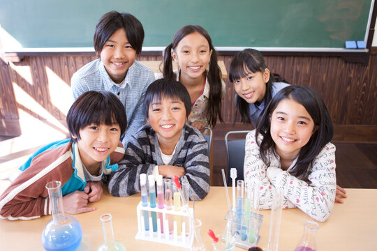 実験の授業中の小学生6人