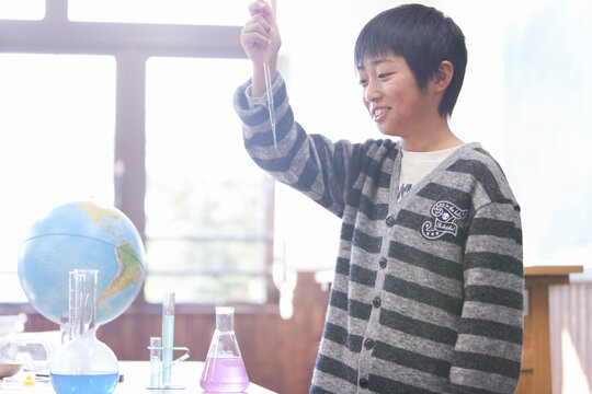 実験している小学生の男の子