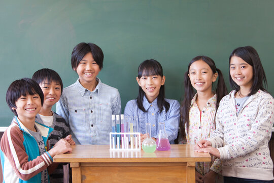 実験の授業中の小学生6人
