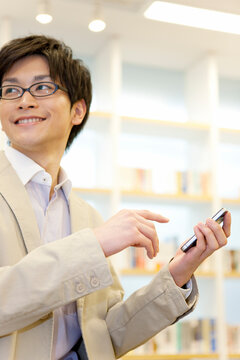 スマートフォンを操作しているビジネスマン