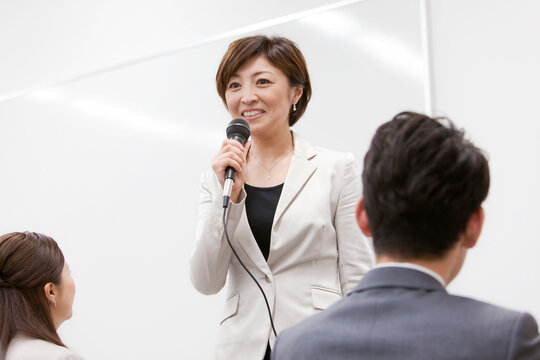 ビジネス研修をする女性講師と生徒