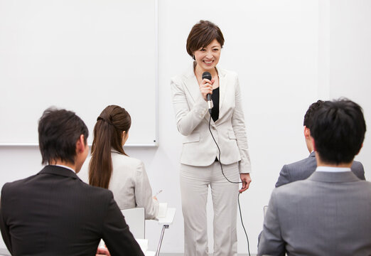ビジネス研修をする女性講師と生徒