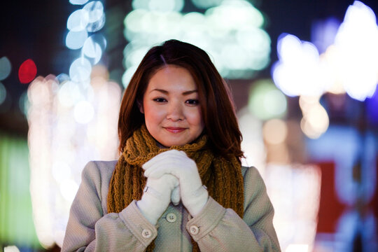 ほほえむ女性