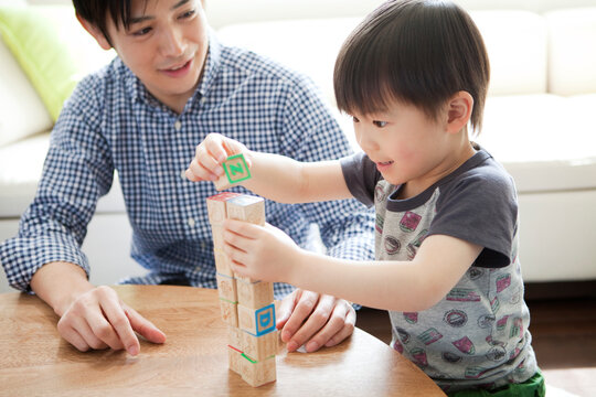 おもちゃで遊ぶ男の子と父親