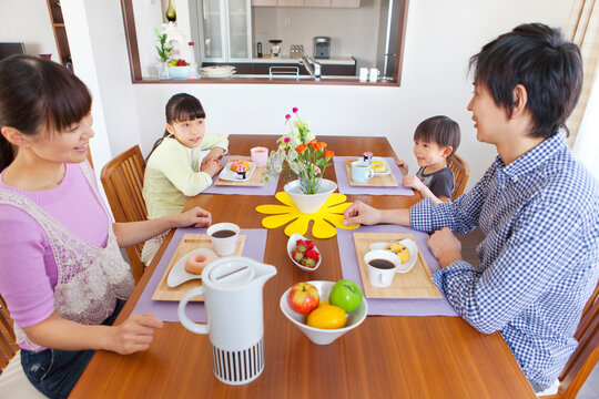 ティータイムの家族4人