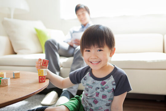 おもちゃで遊ぶ男の子と父親