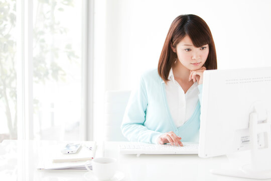 パソコンを操作する女性