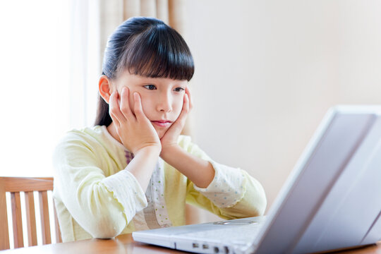 パソコンに向かう女の子