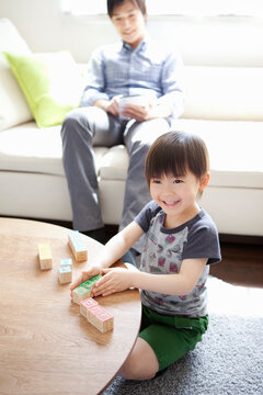 おもちゃで遊ぶ男の子と父親