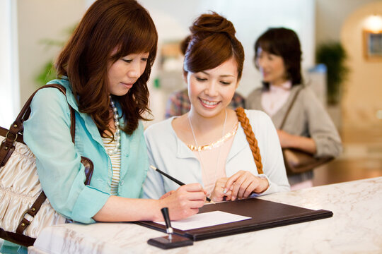 チェックインする笑顔の親子