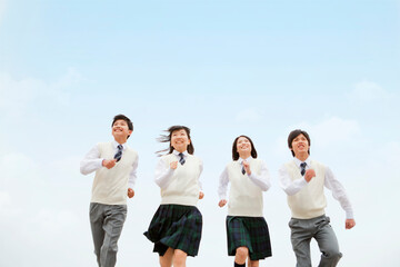 走る男女中高生4人