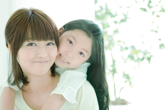 母親に抱きつく女の子