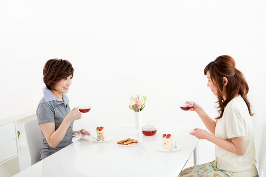 テーブルに座る女性2人