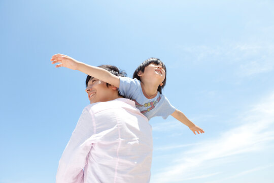 肩車をする親子