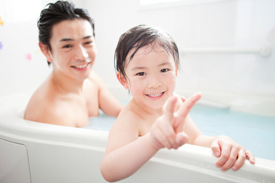 入浴する親子