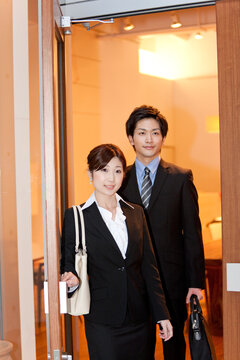 外出するビジネスマンとビジネスウーマン