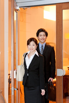 外出するビジネスマンとビジネスウーマン