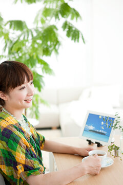 ティータイム中の女性