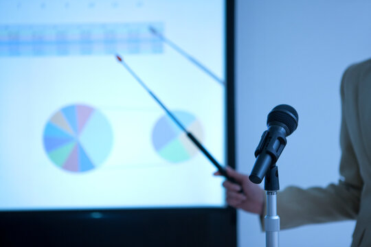 プレゼンテーションをしているビジネスウーマン