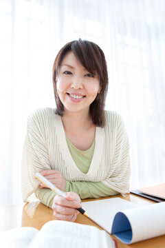 手紙を書く女性