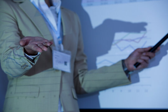 手を差し出しているビジネスウーマン