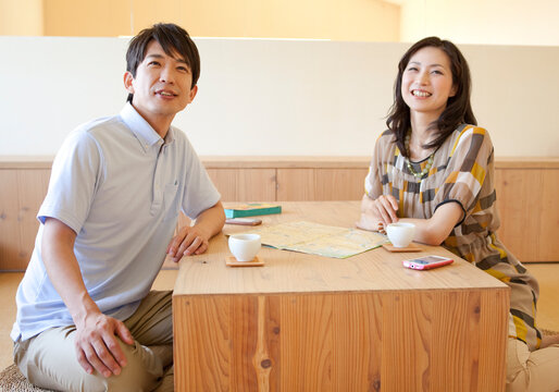ティータイムをする中高年夫婦