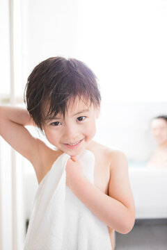 タオルを持つ男の子
