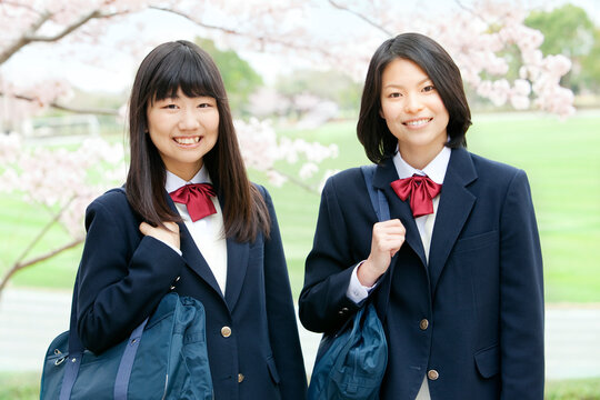 桜と女子学生2人