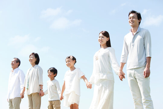 手をつなぐ3世代家族