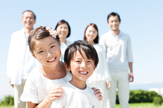 笑顔の3世代家族